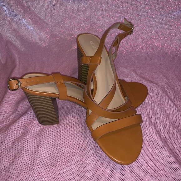 1 black 1 tan sandal! - Picture 5 of 7